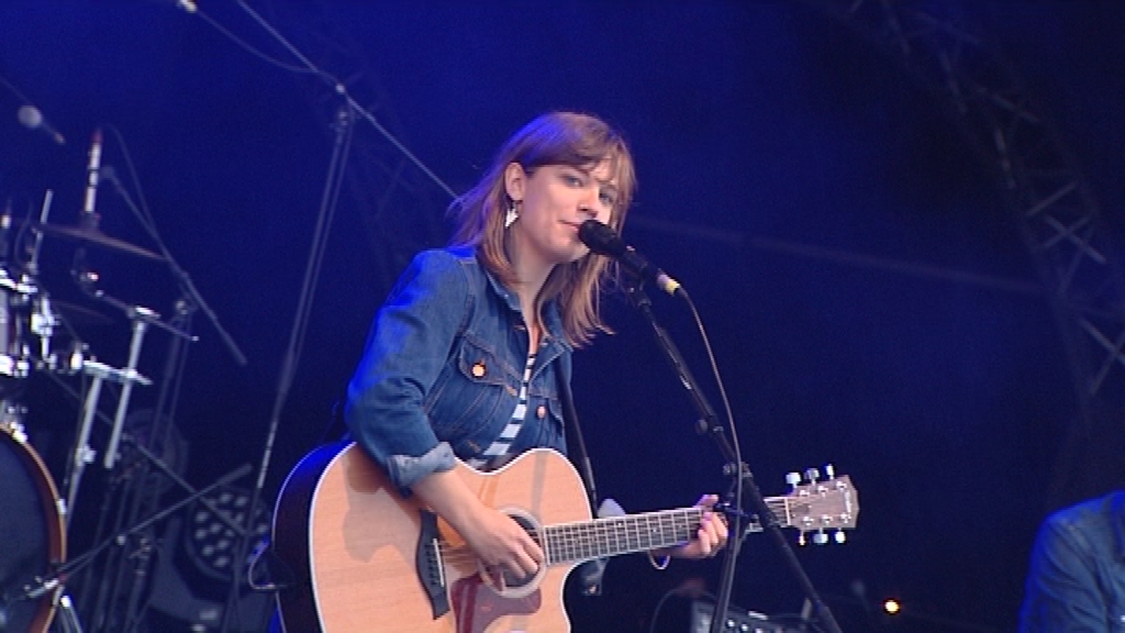 Scène sur Sambre : Concert de Noa Moon sous la pluie 