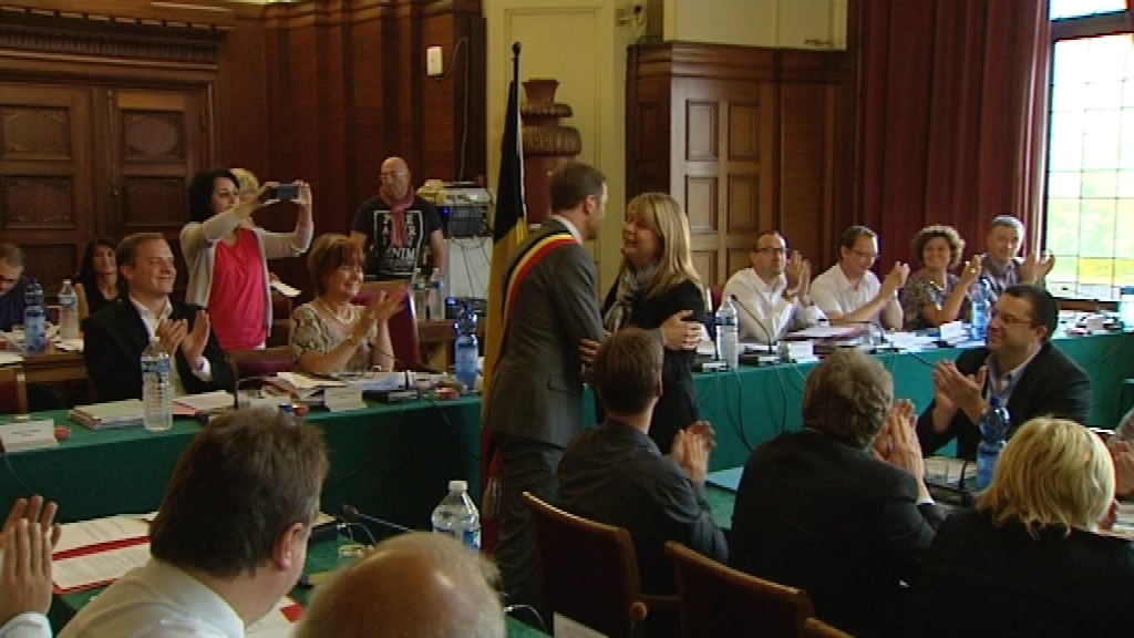 14090805 Jeu de chaises musicales au conseil communal carolo