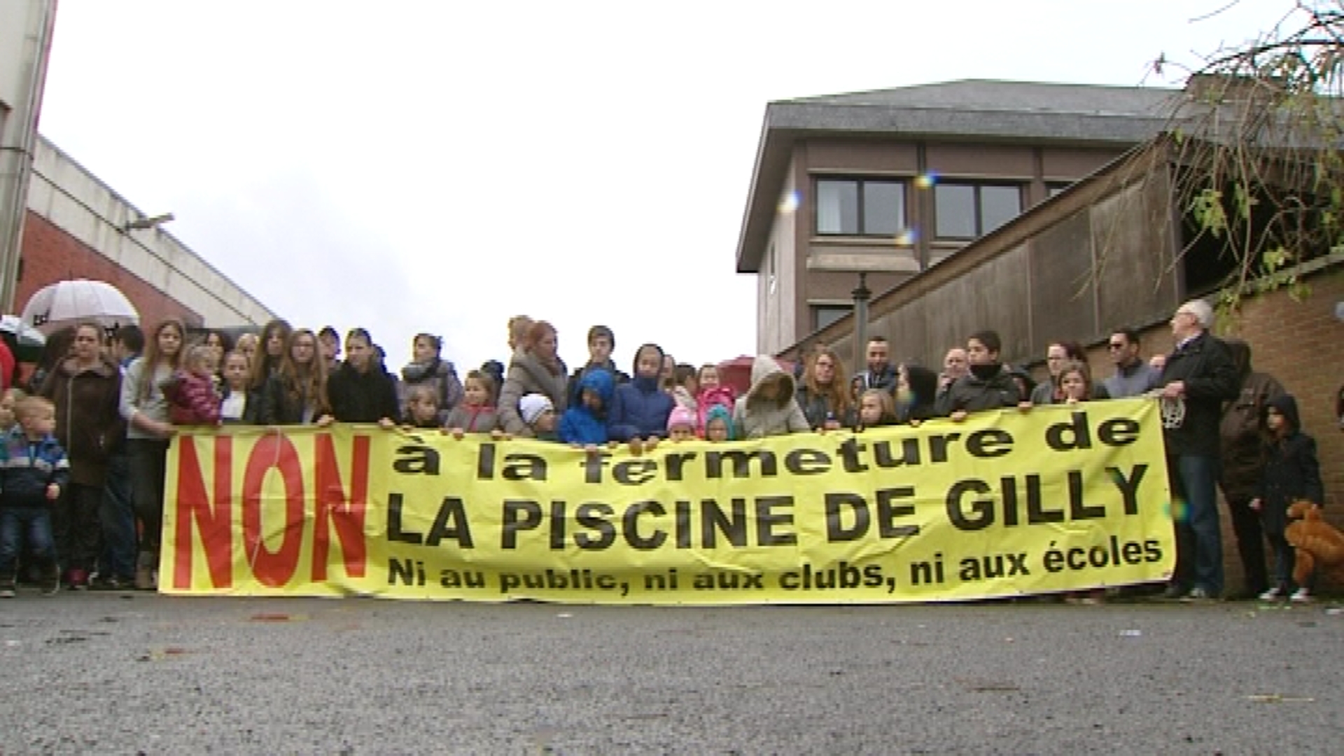 Plus de 250 personnes contre la fermeture de la piscine de Gilly !