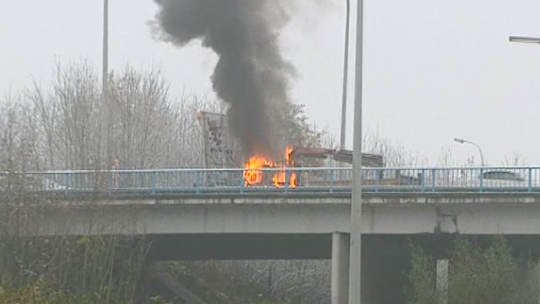 0 Un camion-grue en feu sur la N568