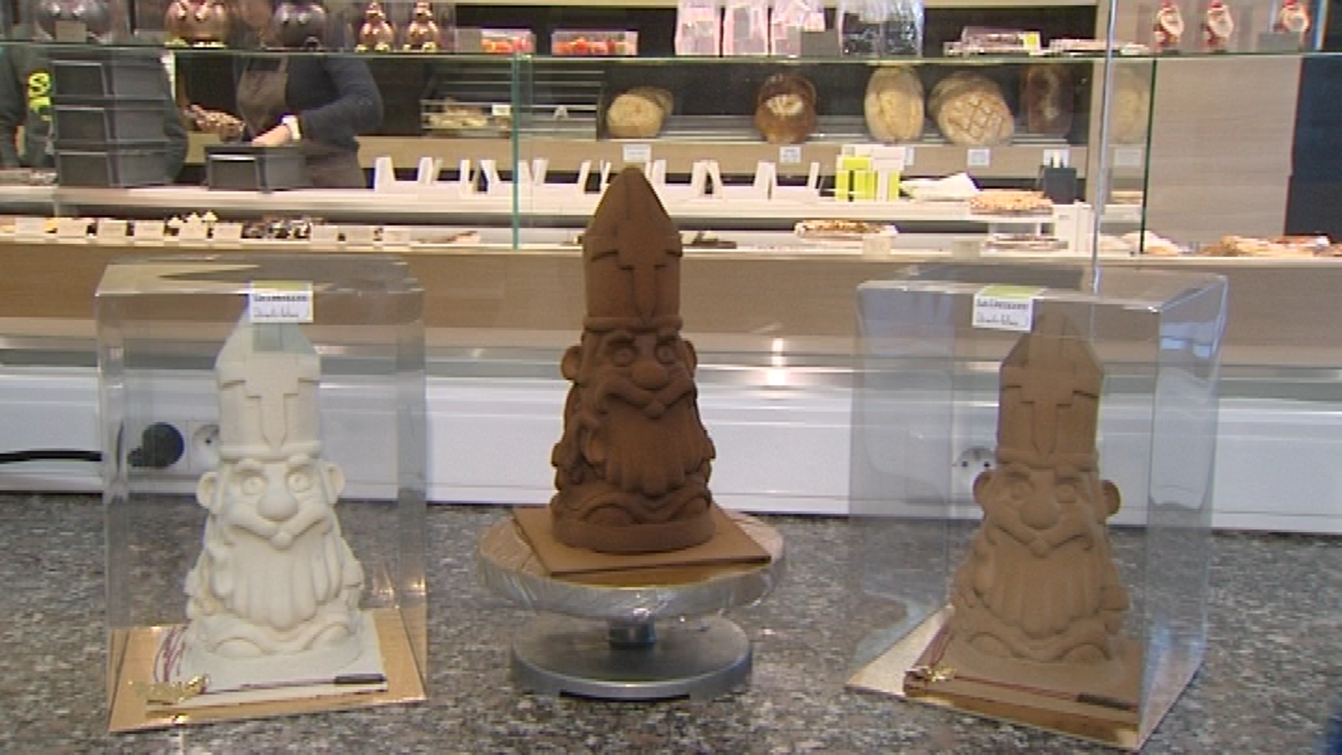 14120402 Un Saint-Nicolas en chocolat pour le moins original