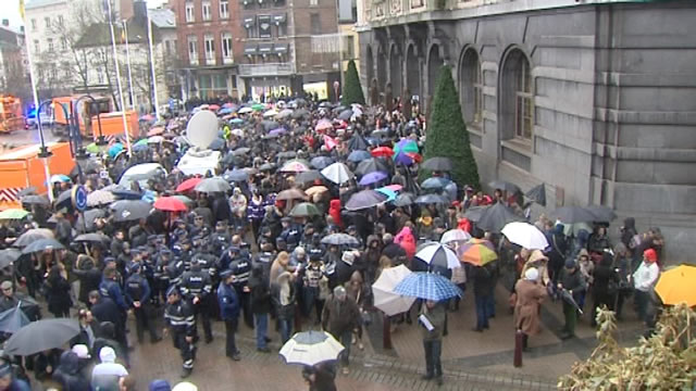 15010802 Charlie Hebdo : hommage citoyen sur la place Charles II