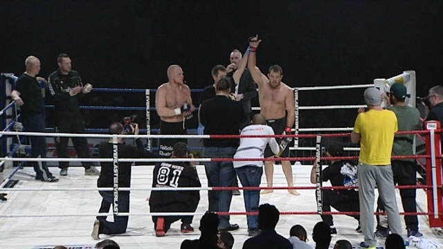 15011703 La compétition de MMA au Spiroudôme a attiré la toute grande foule !