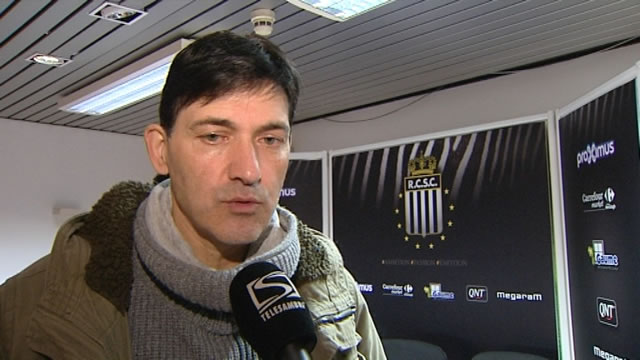 15012004 Felice Mazzu attend une réaction de ses joueurs en coupe contre le Cercle