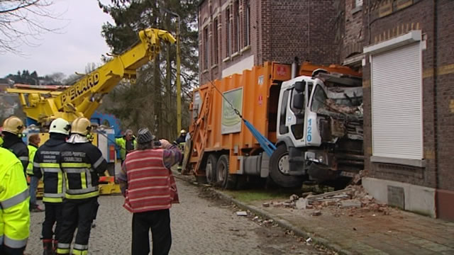 15012809 Une façade détruite par un camion de l'ICDI