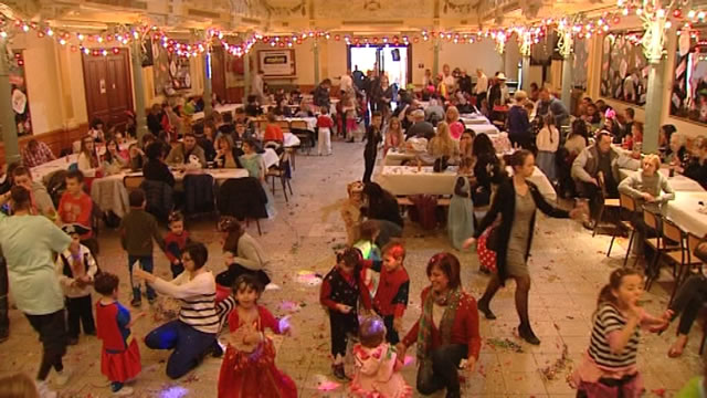 15022101 Bal des Climbias : des enfants avec des étoiles plein les yeux