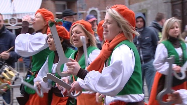 15032304 Les acteurs du folklore beaumontois accueillis à l'Hôtel de Ville hier matin