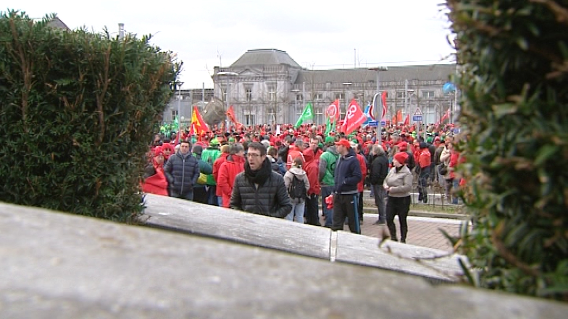 15040101 Rassemblement de la manifestation syndicale à la gare de Charleroi