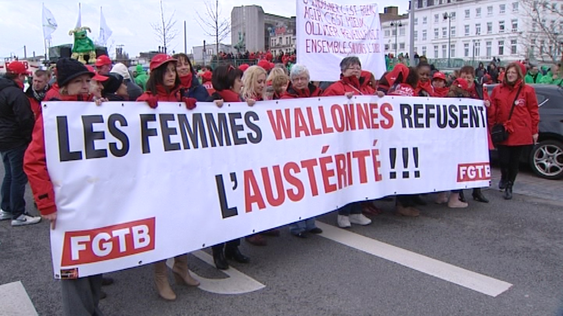 15040102 Des femmes en tête du cortège des manifestants