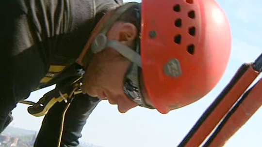 De véritables alpinistes pour nettoyer les vitres de la vigie de l'UT !