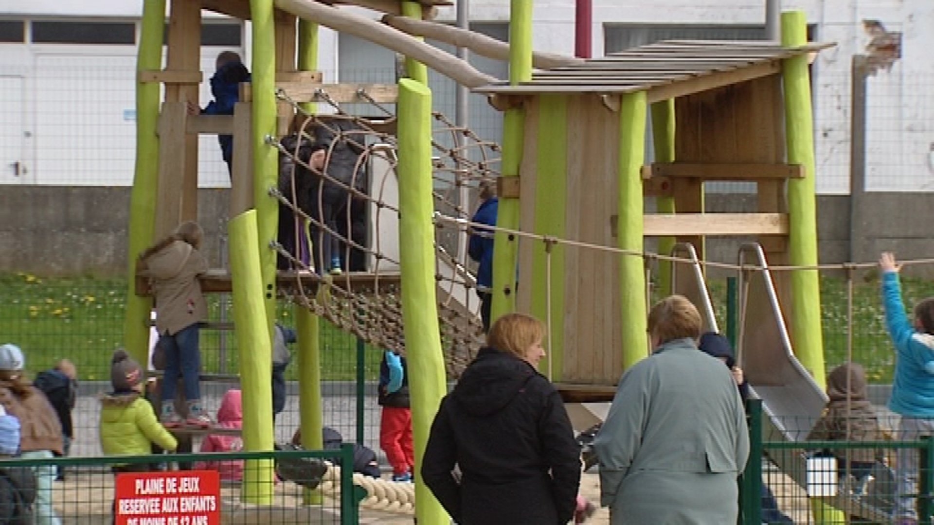 15042907 Une plaine de jeux écologique à Froidchapelle
