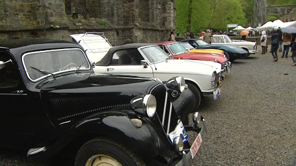 15050402 Plus de 120 voitures anciennes à l'abbaye de Villers-la-Ville