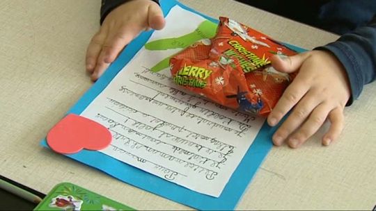 15050803 La fête des mères se prépare en secret à Erquelinnes