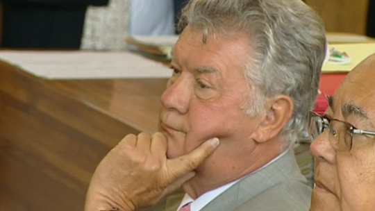 15060304 Robert Wagner débourse 3 millions d'euros pour éviter un procès au pénal