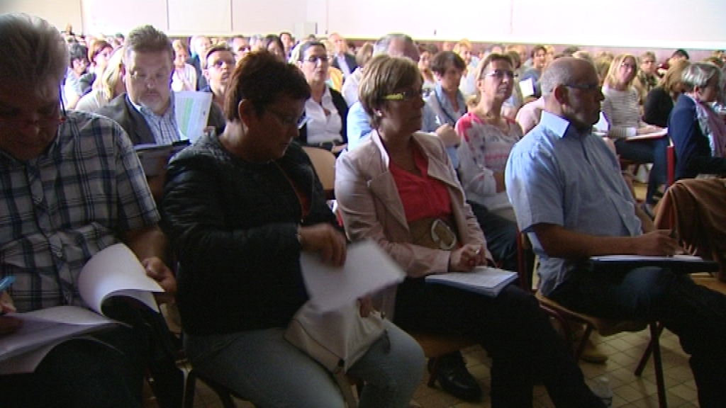 15082503 Les enseignants réunis à Fleurus pour les 'cours de rien'