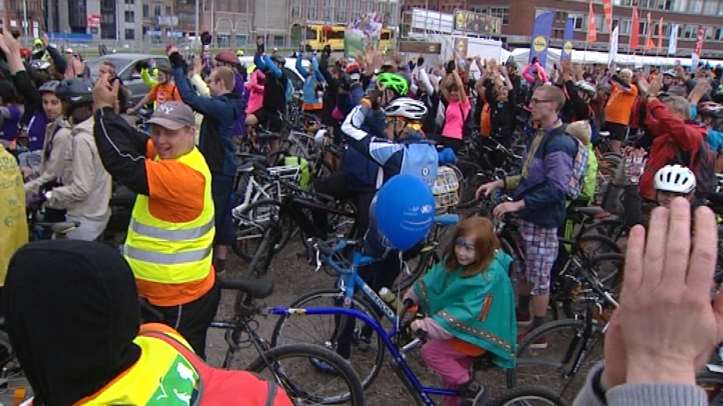 15090504 Le 'Beau Vélo de Ravel' a fait étape à Charleroi samedi