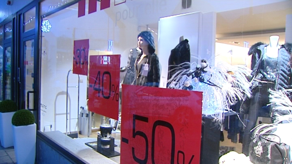 16010303 Soldes: la chasse aux bonnes affaires est lancée