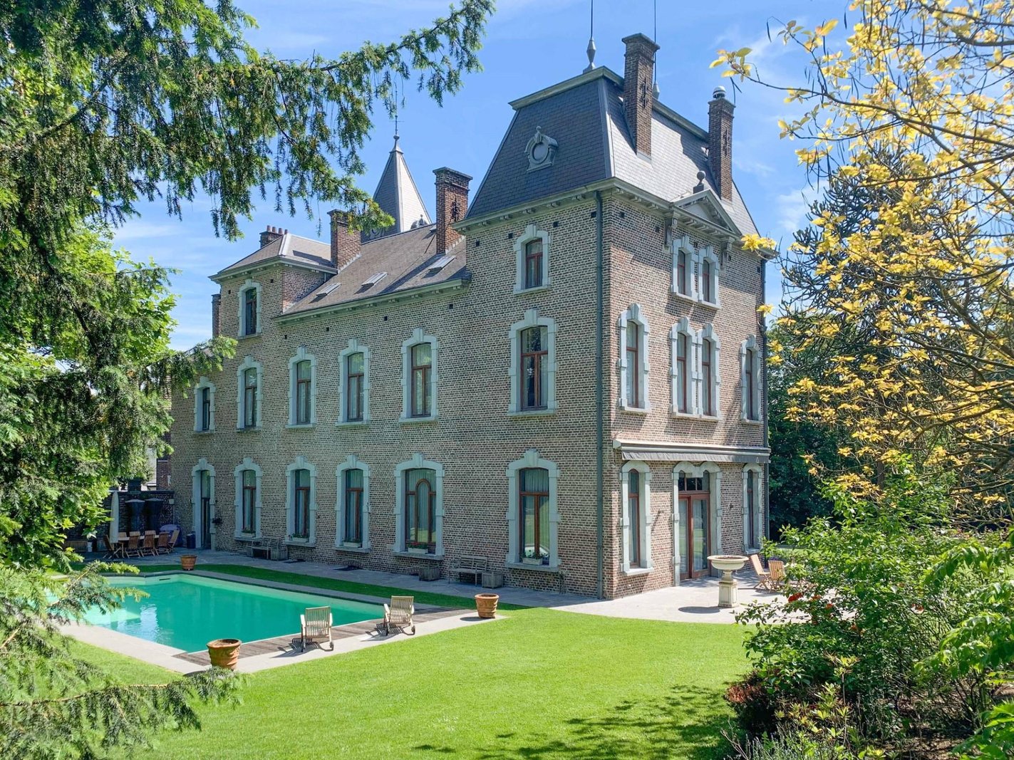 Ce magnifique château du 19ème siècle, situé à Lodelinsart, est à vendre