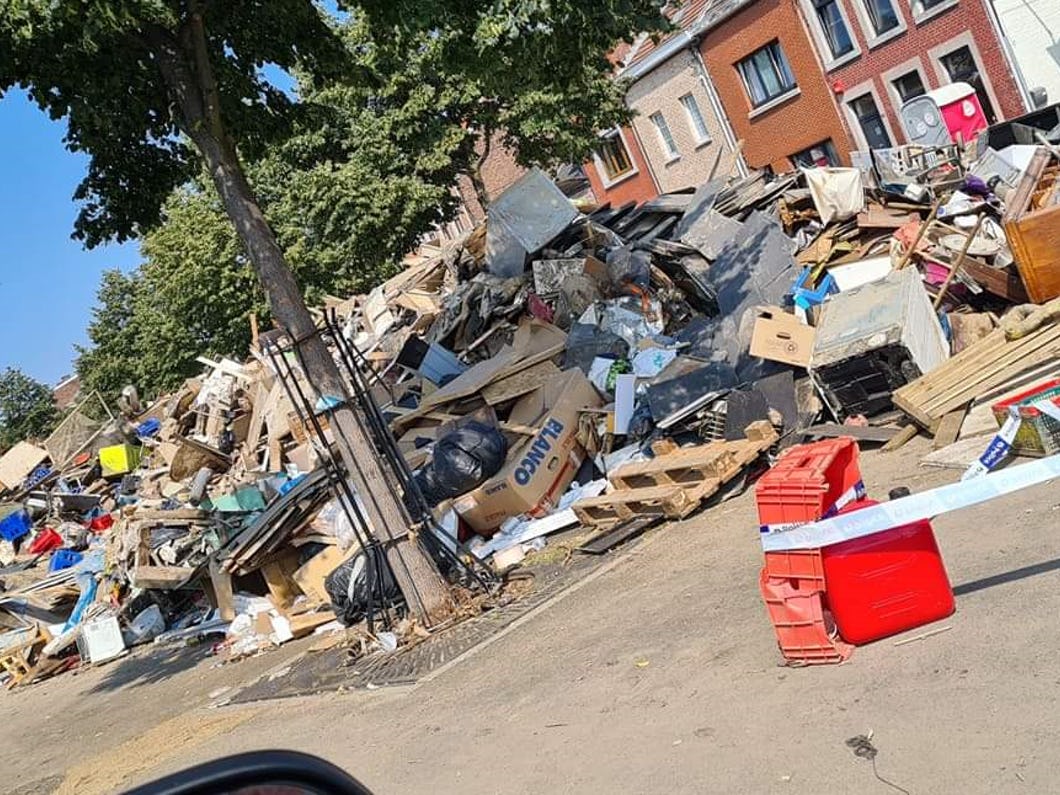 Charleroi: Le CPAS et la Croix Rouge ont signé une convention pour distribuer les dons reçus aux victimes des inondations