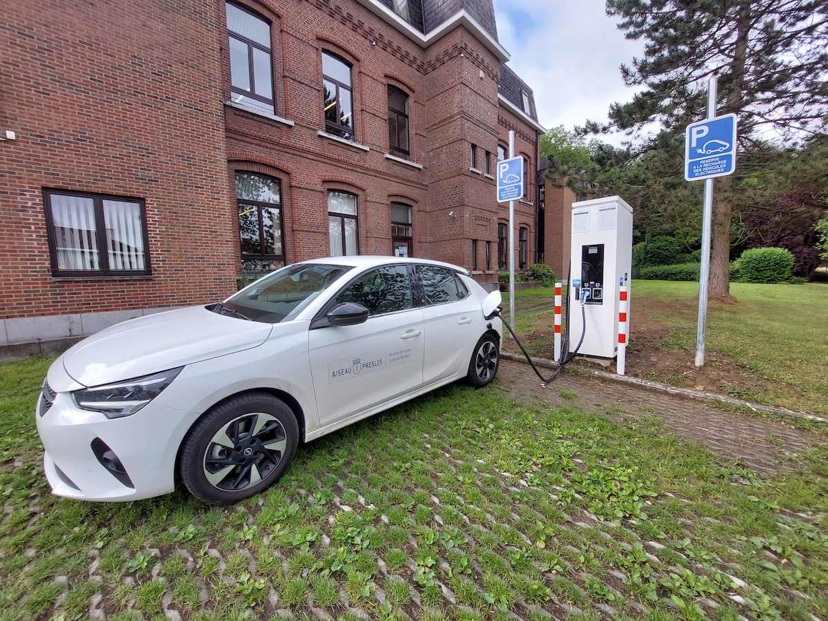 Véhicule électrique: des stations de recharge tous les 60 km d’ici 2026