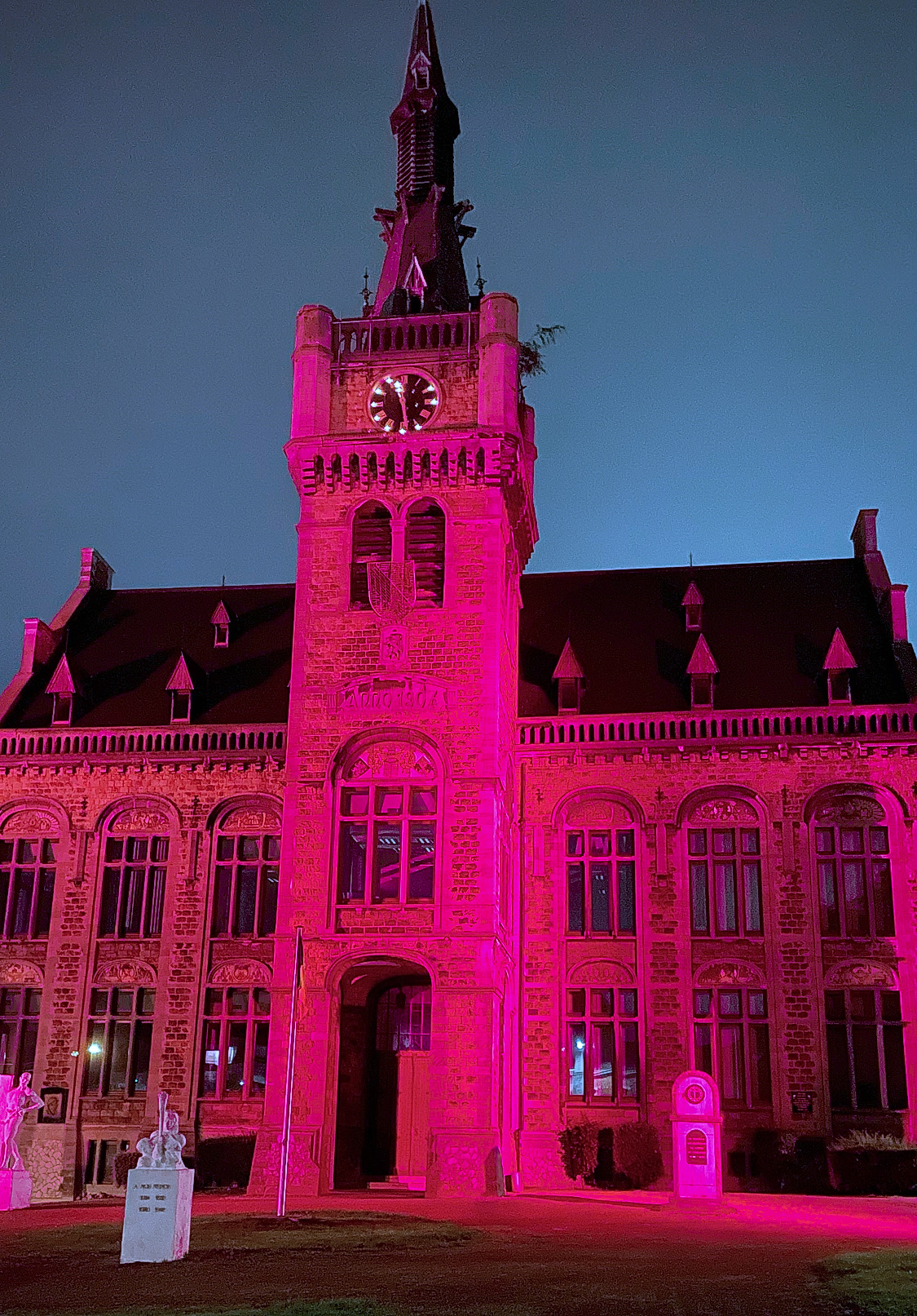 L'hôtel de ville de Courcelles passe en rose pour tout le mois d'octobre