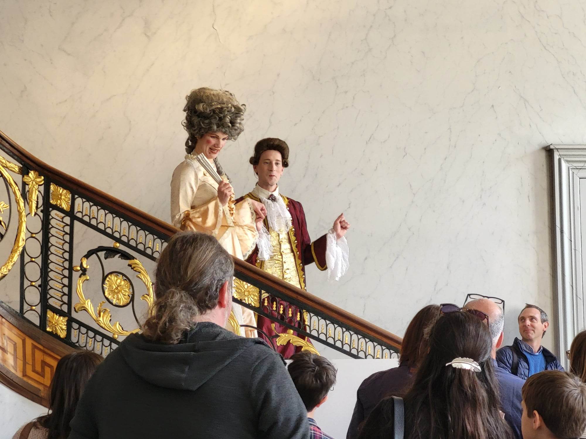 Visitez le château de Seneffe d'une façon ludique, accompagné de deux comédiens