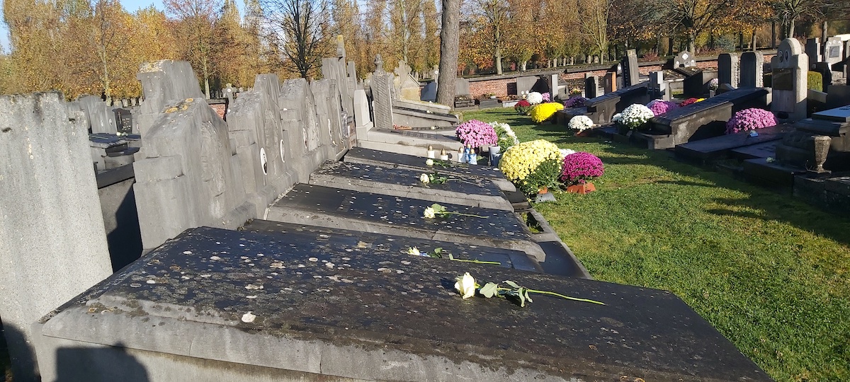 À l’occasion de la Toussaint, ils ont fleuri les tombes solitaires 