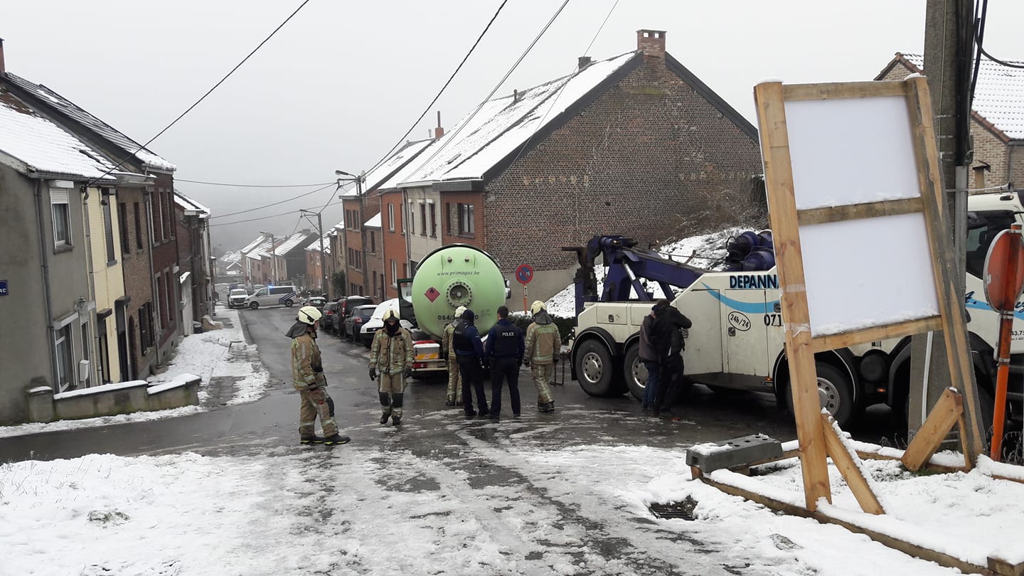 Viesville: camion rempli de gaz rate son virage à cause du verglas 