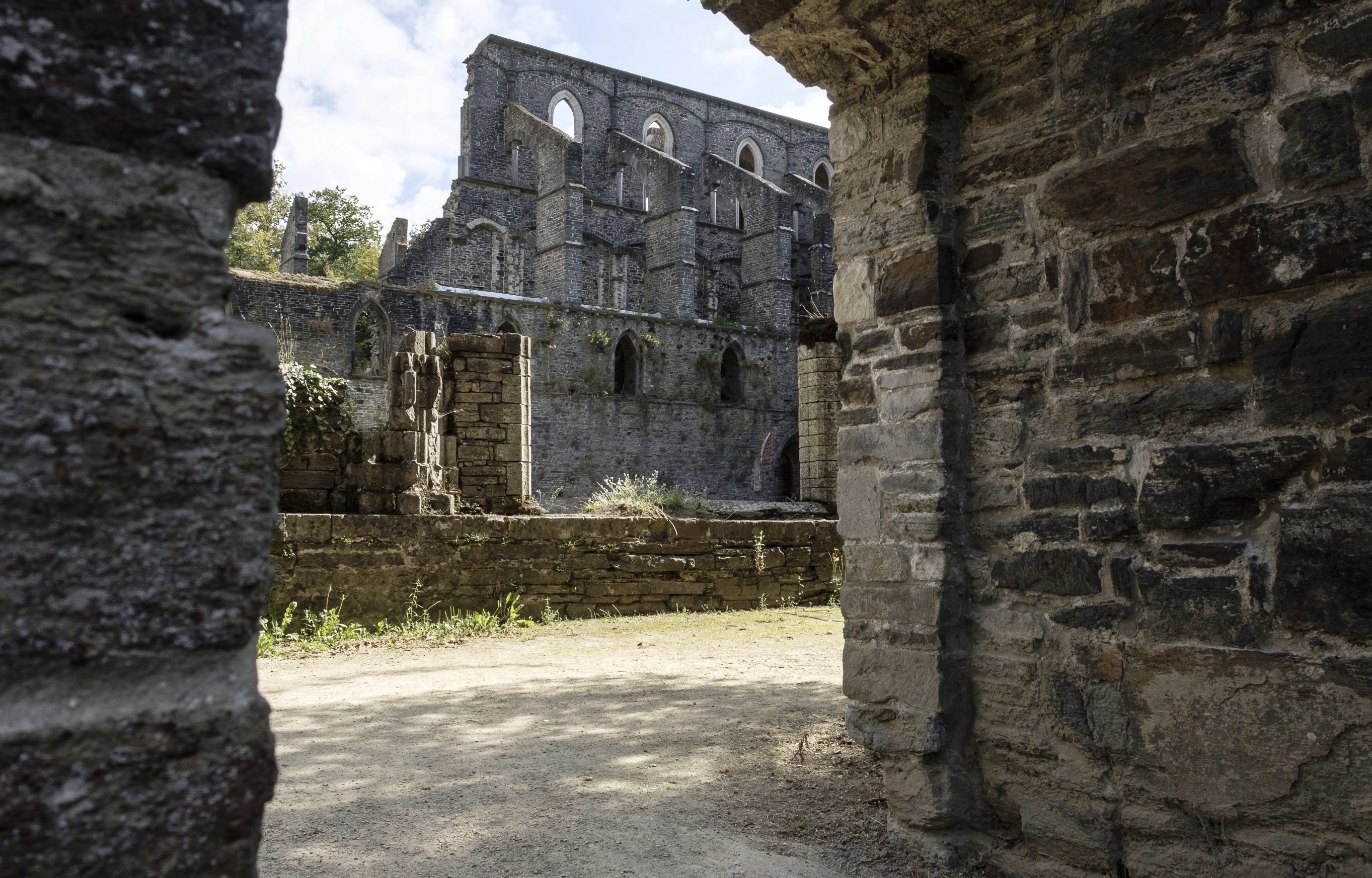 Villers-la-Ville: reconstruction des arcades de l’Abbaye 