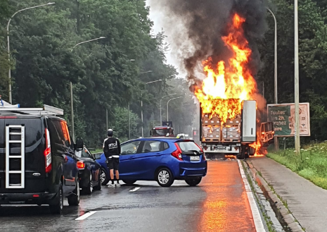 Un camion en feu sur la N5 à Gerpinnes : la chaussée fermée