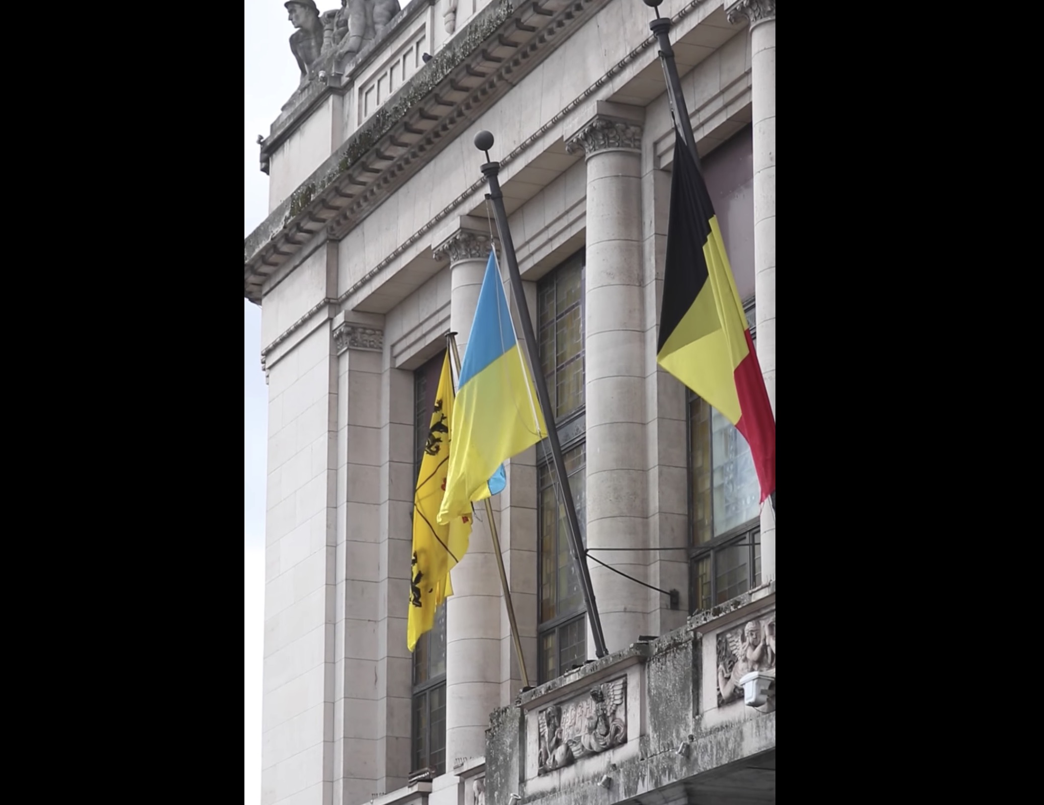 Le drapeau ukrainien flotte sur l’Hôtel de Ville de Charleroi