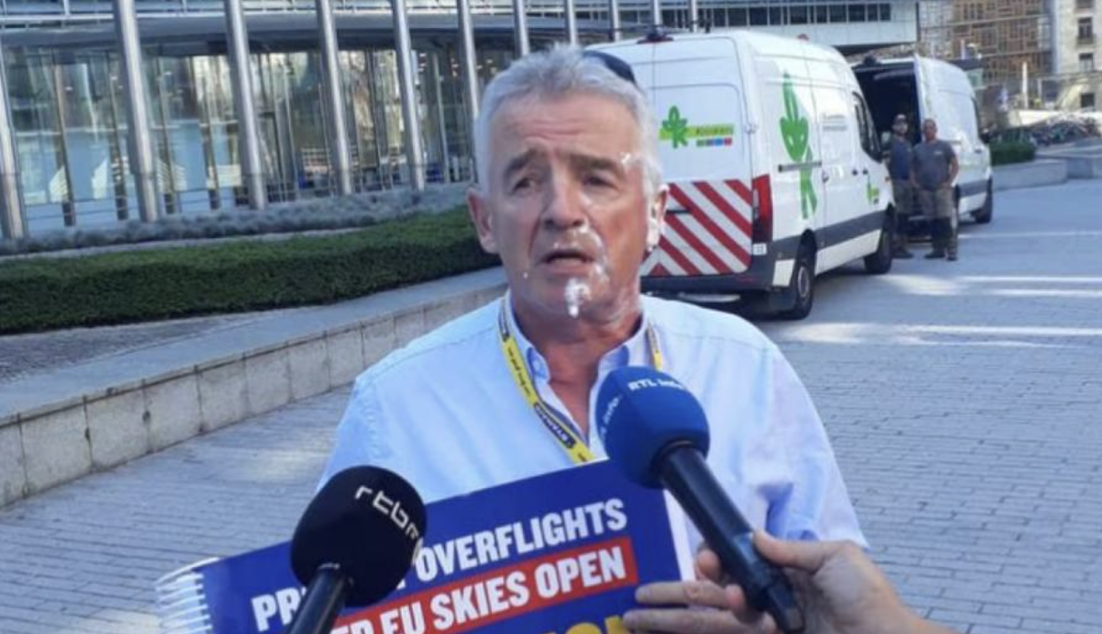 Le boss de Ryanair a été entarté devant la Commission européenne