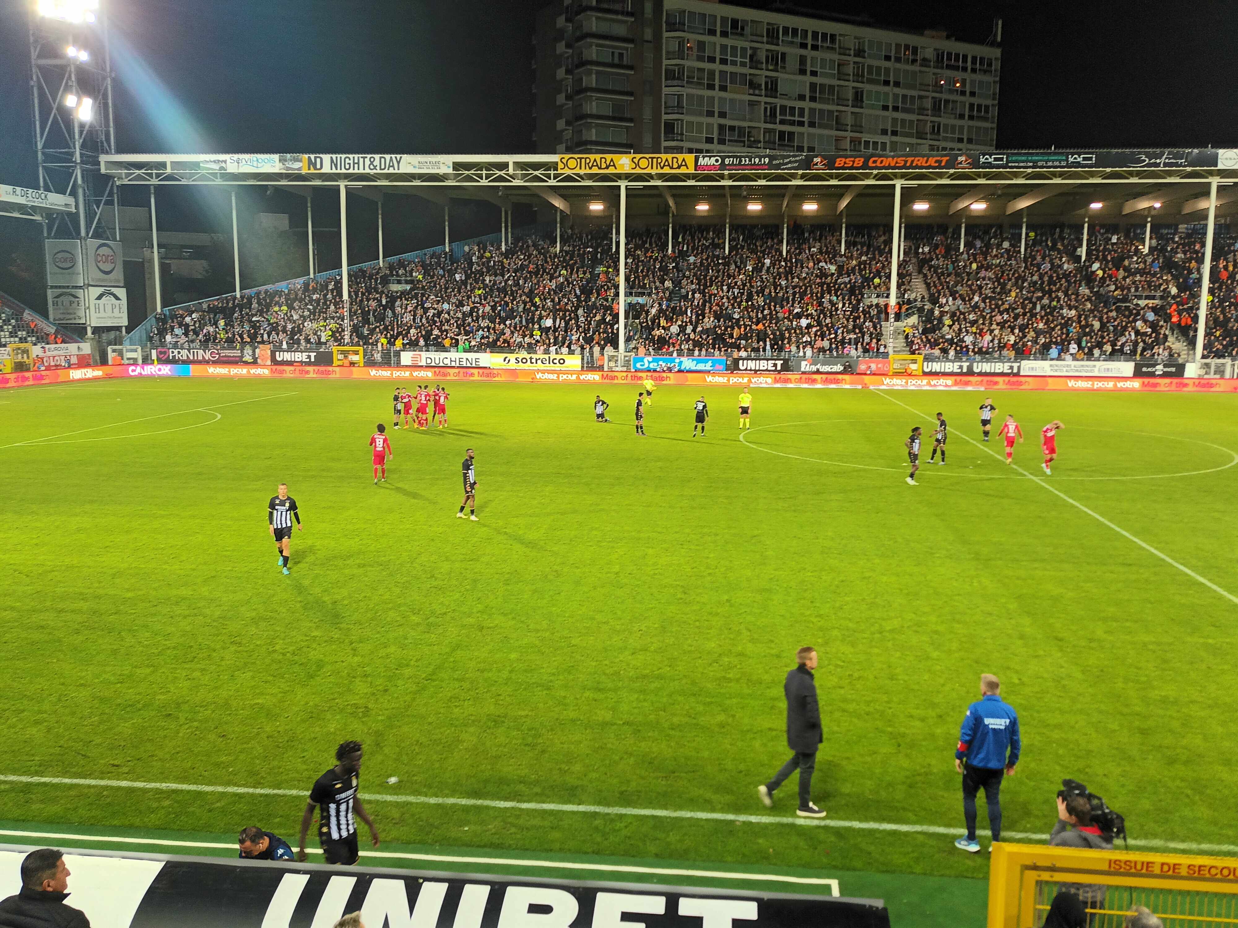 Battu 0-1 par le Standard, Charleroi méritait mieux dans le derby wallon