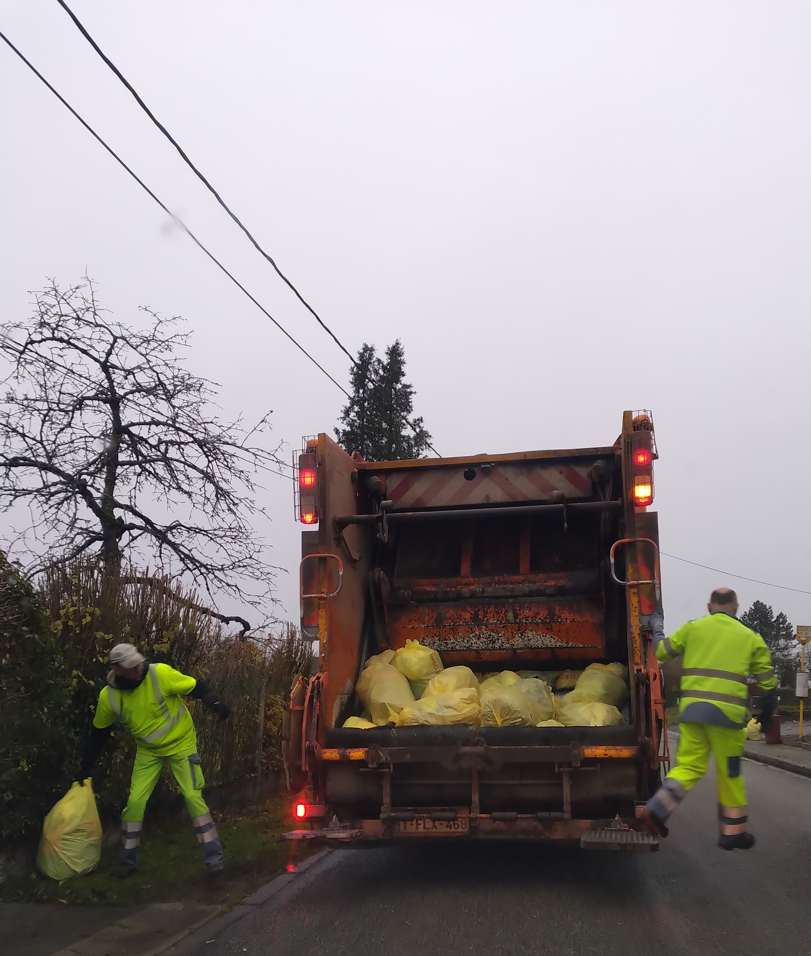 Piques à brochettes blessantes : attention aux déchets piquants ou dangereux placés dans le sac poubelle ! 