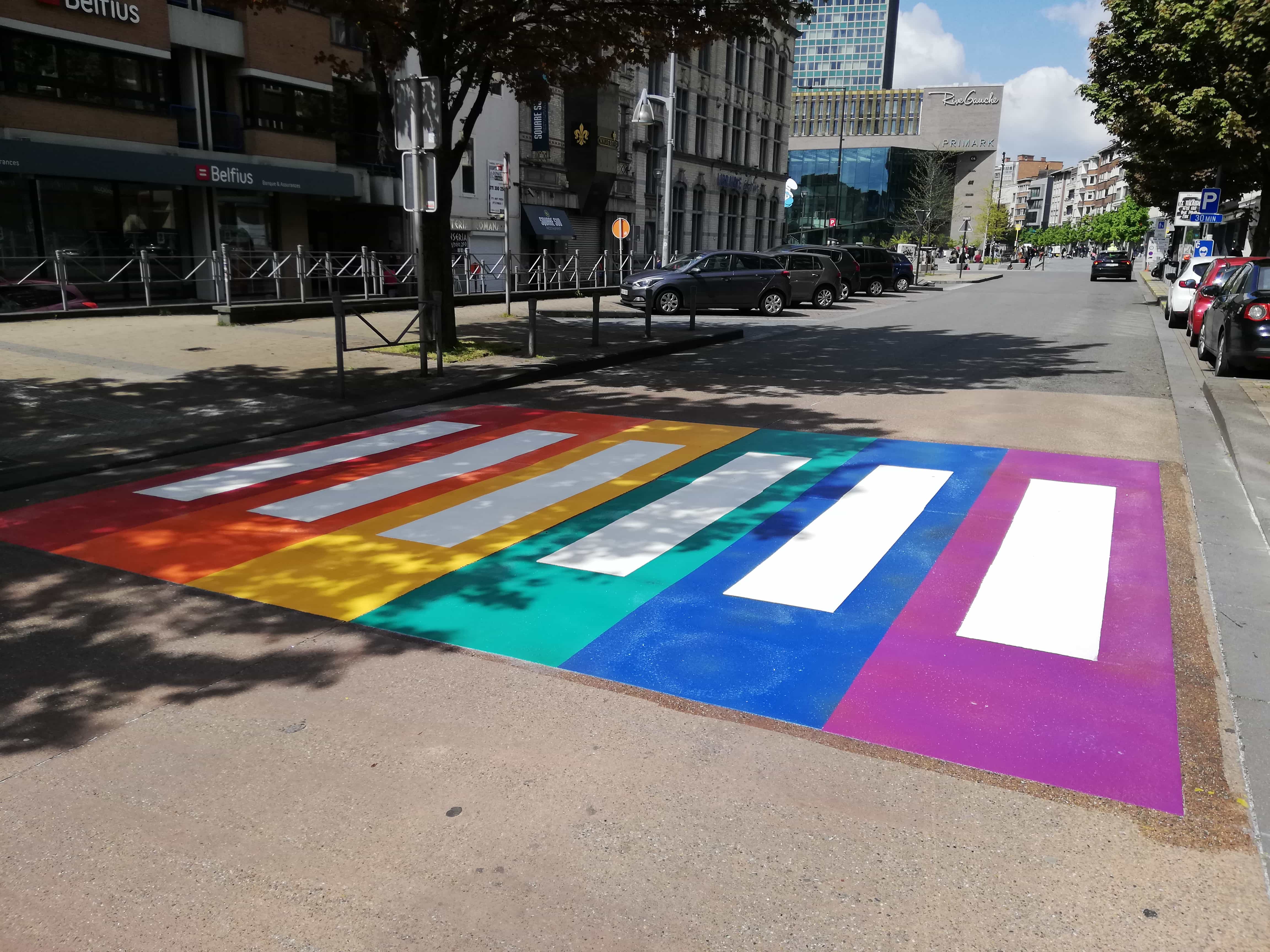 Charleroi : un passage piétons aux couleurs du drapeau arc-en-ciel LGBTQIA+