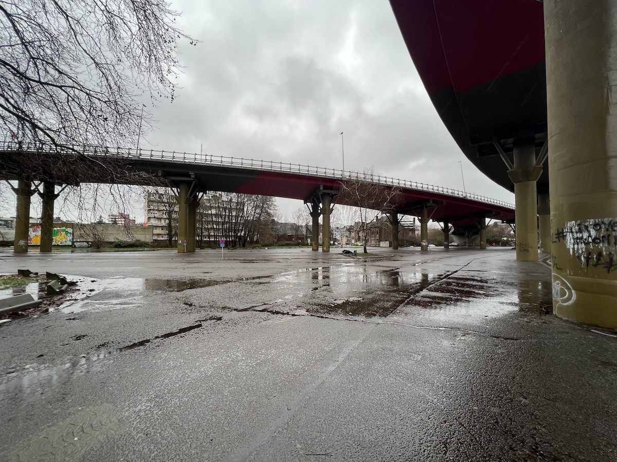 Le parking derrière la gare de Charleroi-central est désormais fermé