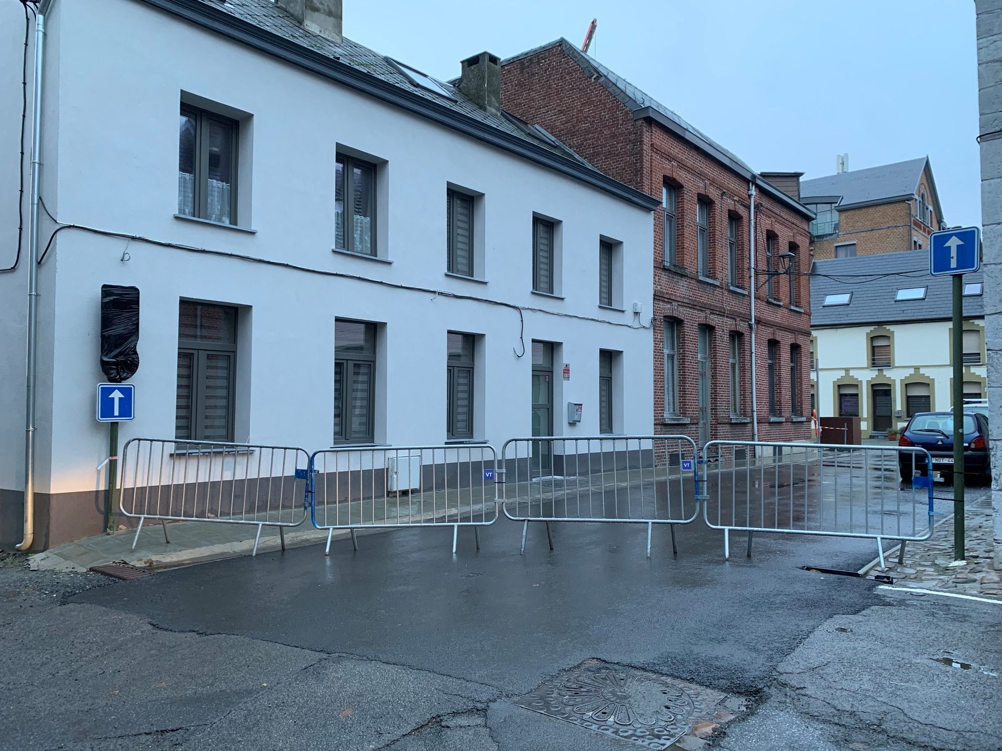 Thuin : installation temporaire de barrières Nadar à la rue de l'Hôpital pour la mobilité des bus