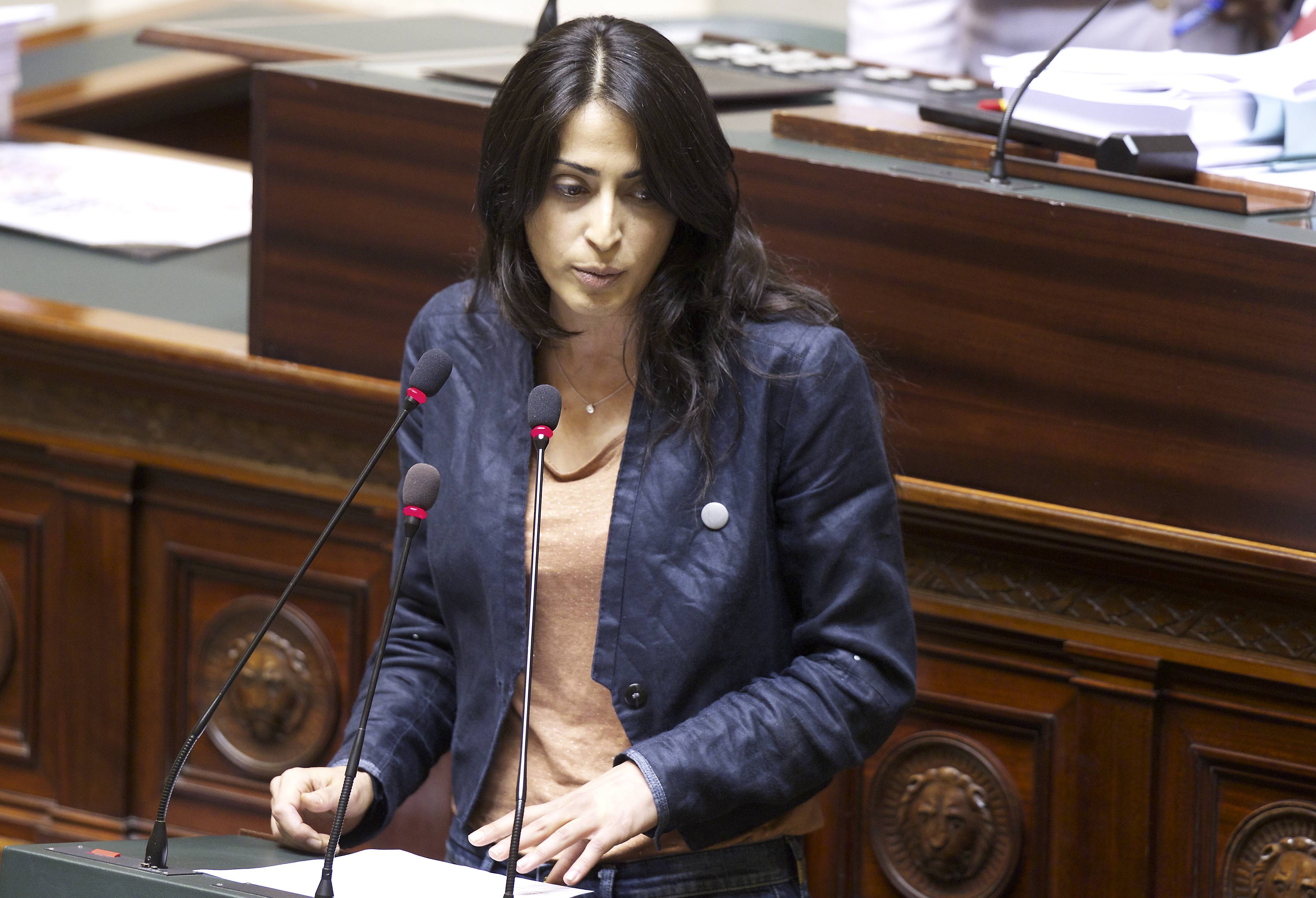 La députée fédérale Özlem Özen appelle à la levée de l’obligation du port du masque en rue