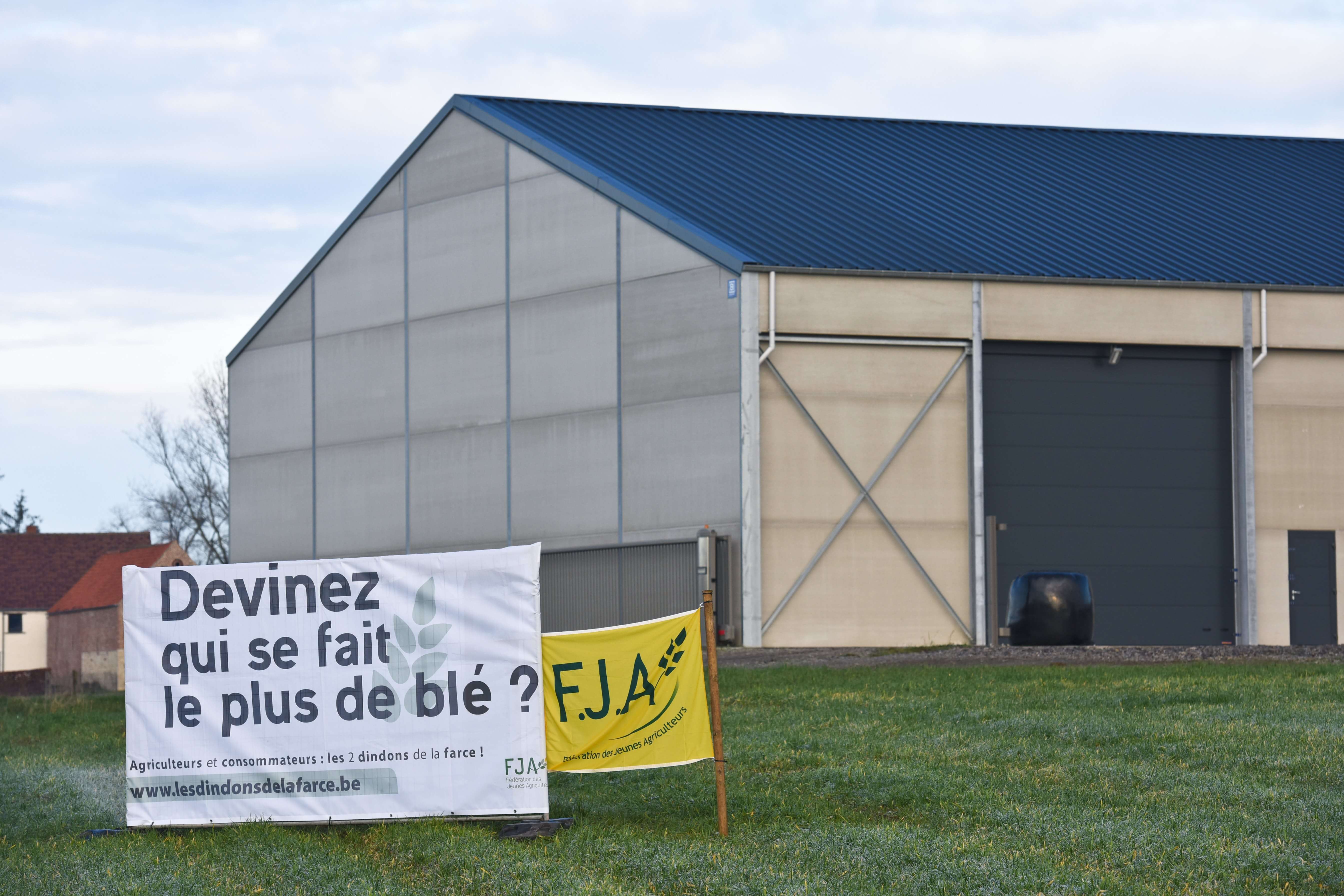 Distribution de lait au Bultia, les jeunes agriculteurs se mobilisent