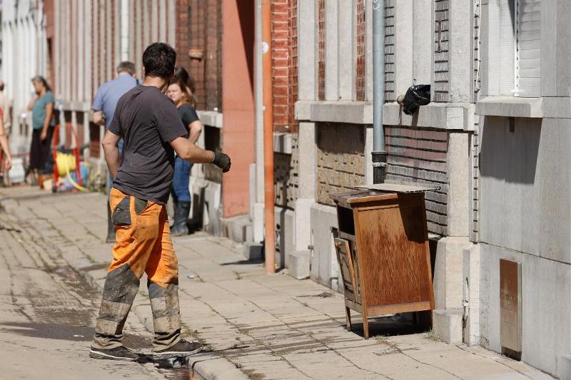 Châtelet: des jeunes viennent en aide des victimes des intempéries