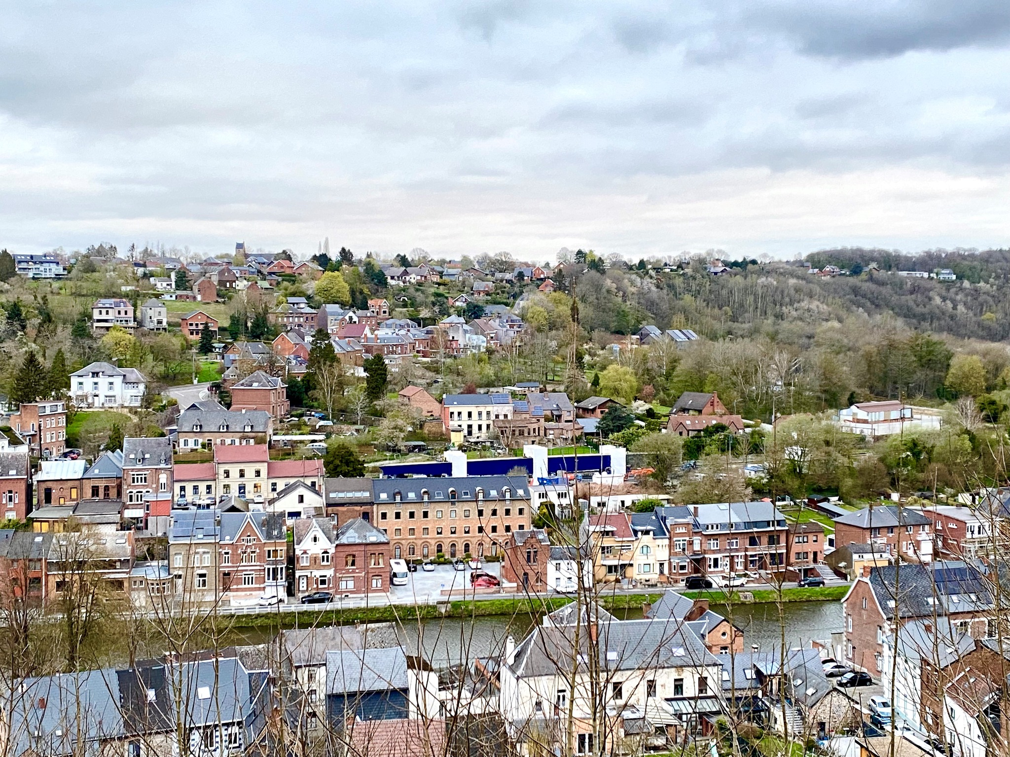 Thuin : Qu’est-ce que cet énorme bloc bleu sur le parking de la gare ?