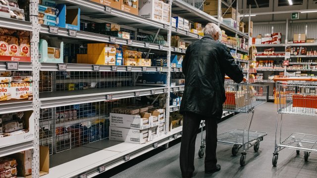 Dans les magasins Colruyt, un semblant de crise sanitaire à cause des rayons vides.