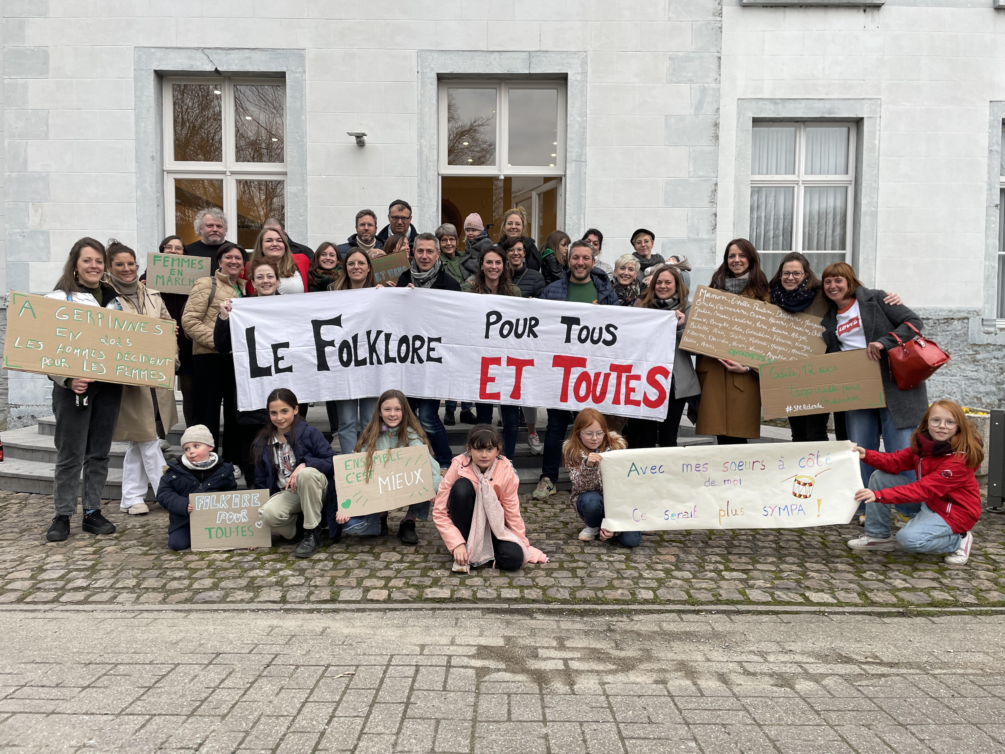 Le collectif "Femmes en marche" manifeste devant la commune de Gerpinnes 