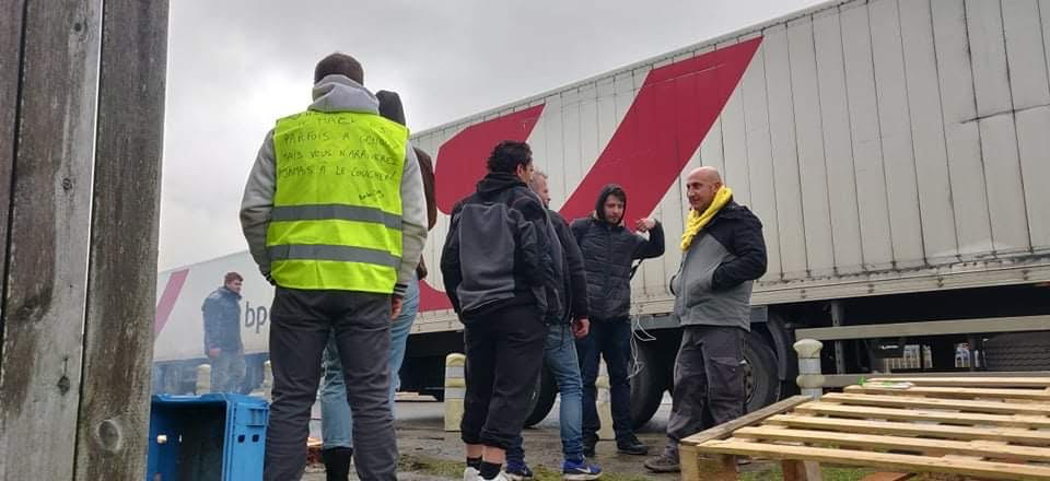 Des gilets jaunes bloquent le centre de tri postal de Fleurus