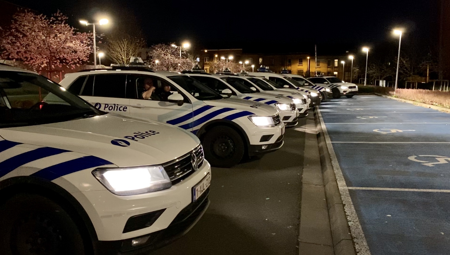 Les policiers rendent hommage au personnel soignant toutes sirènes hurlantes (vidéos)