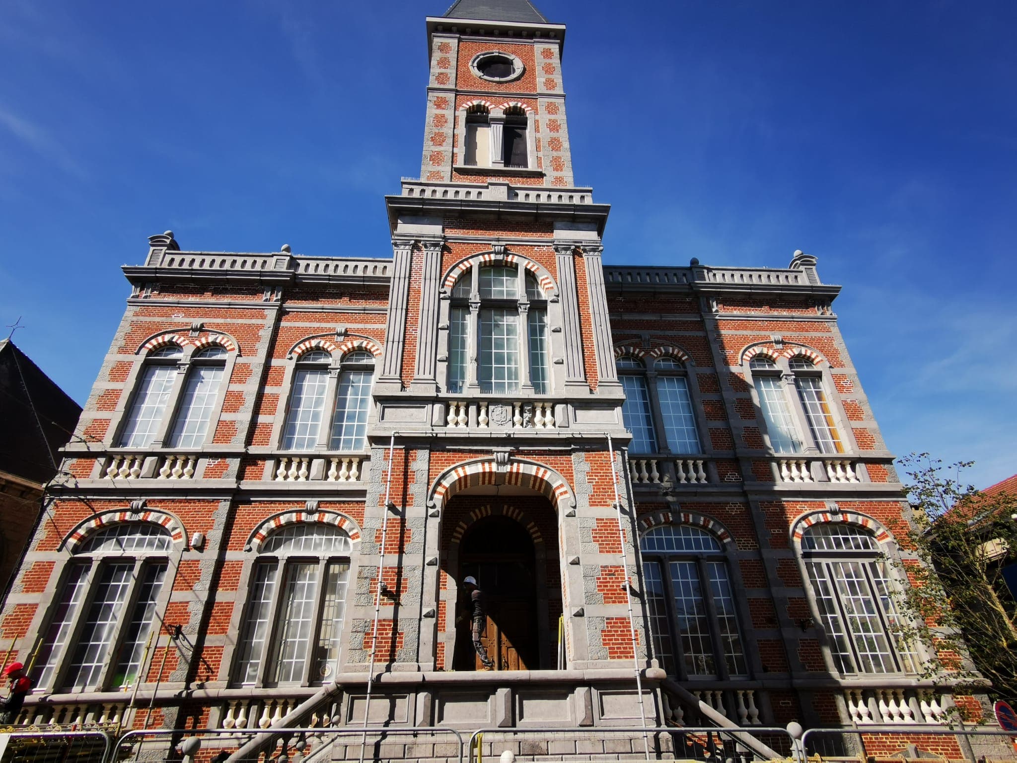 Fleurus: l’Hôtel de Ville sans bâches. Une première rénovation terminée