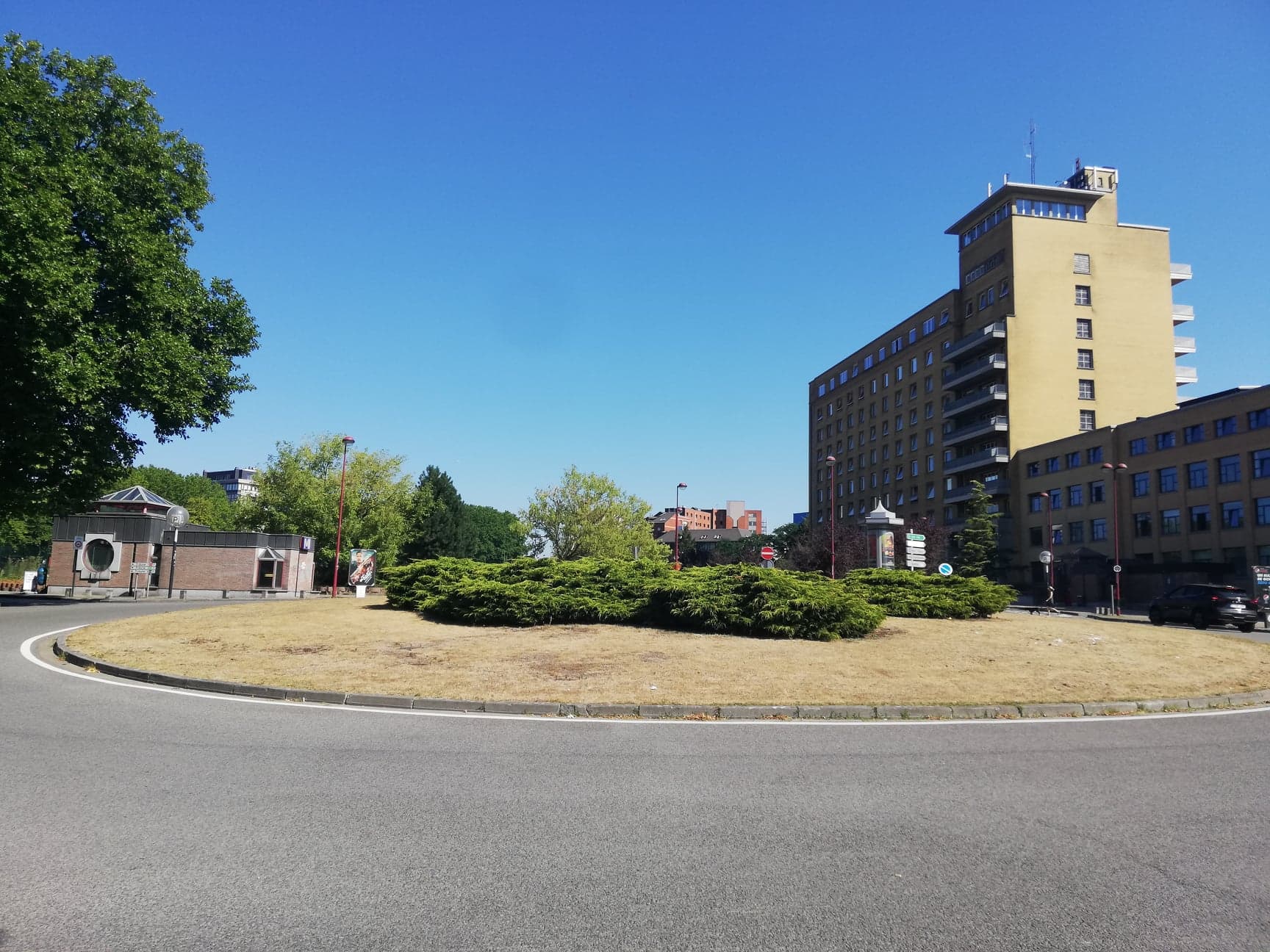 Charleroi: Fantasio nous a quitté, le rond point du boulevard Janson plus nu que jamais