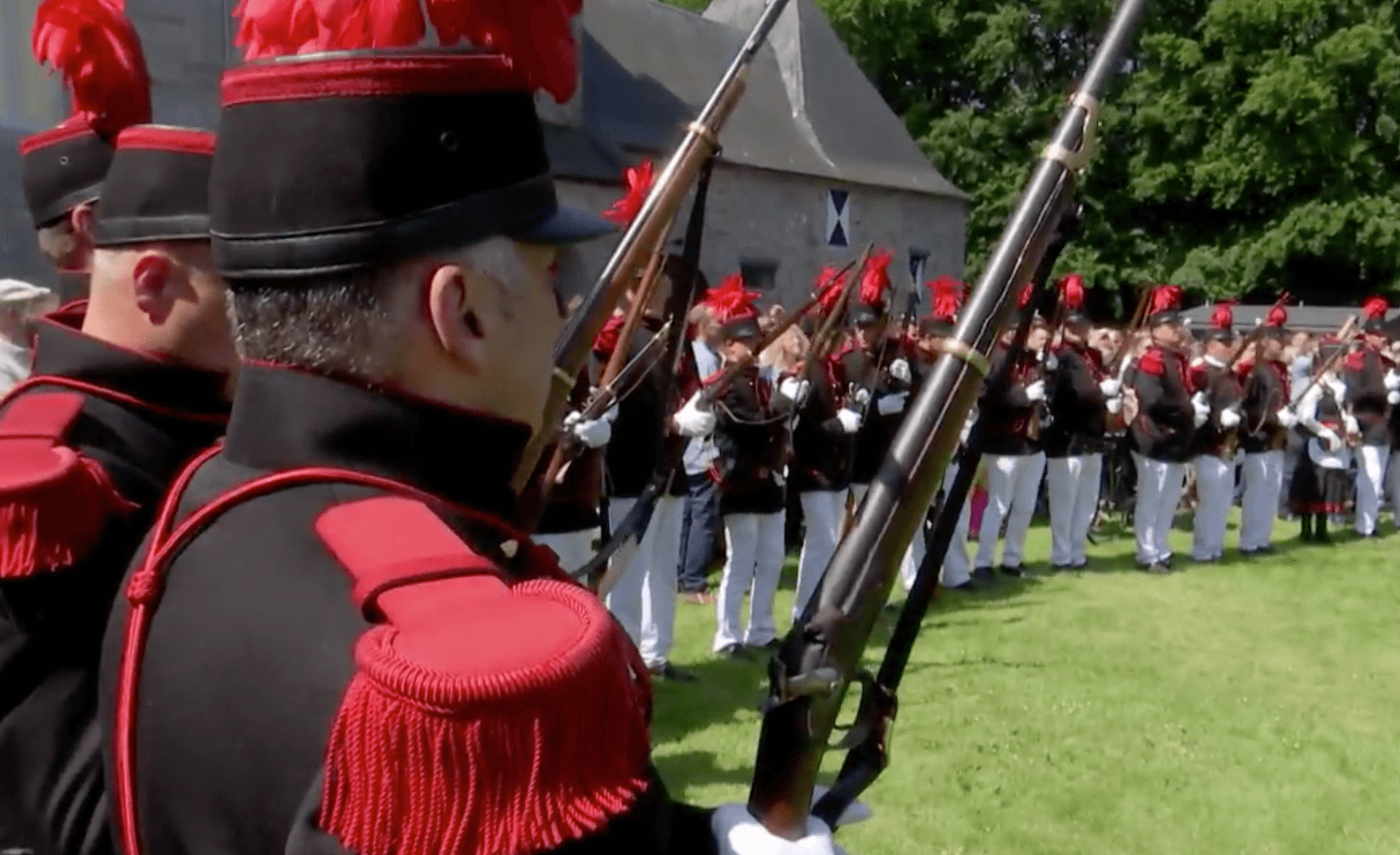 Marche folklorique : Willy Borsus prêt à voler au secours des louageurs de costumes