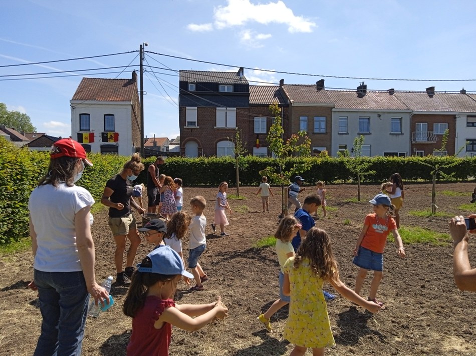 Sambreville: Une prairie fleurie semée par les enfants de l’école du quartier de Seuris