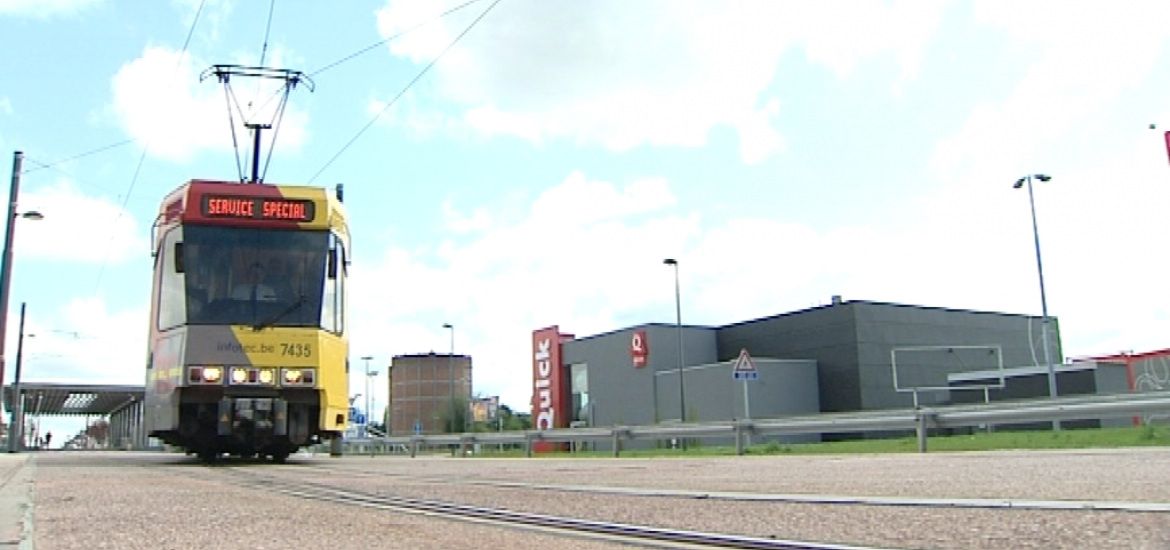 Le métro qui bloquait le boulevard Tirou a été dégagé, la ligne M2 est toujours perturbée